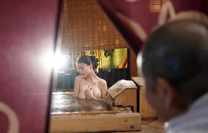 Bạn gái của con trai bị bố anh xã nhìn trộm khi đang tắm rồi phang đến mang thai